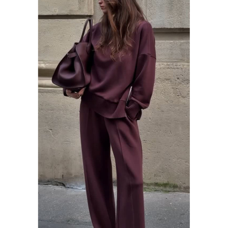 Deze set van matching getailleerd jasje en broek ziet er stijlvol uit én draagt ook nog eens heerlijk comfortabel. Verkrijgbaar in 5 najaarskleuren. In onze webshop laten we bij iedere kleur ook